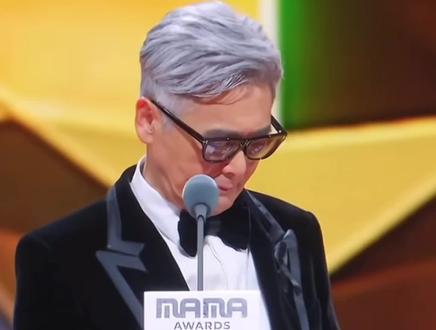 #权志龙#GD #周润发 #MAMA #最佳艺人奖 权志龙G-DRAGON(中文名权志龙、韩文名권지용、 英文名G-DRAGON)1988年8月18日出生于韩国 为韩国男子天团BIGBANG核心成员,主导创作《谎言》《Fantastic Baby》等全球热单 G-Dragon这一艺名取自本名权志龙中"志"的韩语发音"Ji"的谐音为"G","Dragon"对应中文"龙"字(该命名既保留本名元素 又融合龙的象征力量)获MAMA(Mnet亚洲音乐盛典)年度艺人奖等大奖 时隔十年 周润发再度为权志龙G-DRAGON(权志龙、권지용 G-DRAGON)颁奖 👏👏👏👏👏🌹🌹🌹🌹🌹🌹🌹