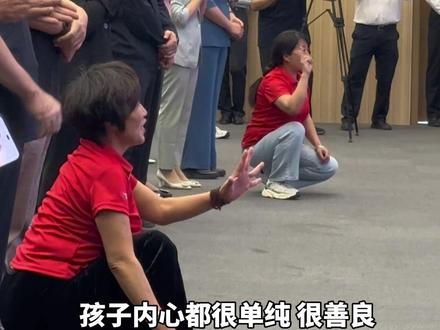5月27日,在2025年中国智协首届全国智力残疾人广场龙舞大赛决赛开幕式现场,夏津特殊教育学校的老师在台下,用手势指挥着台上的智力障碍学生,孩子们在老师的引导下认真表演,让老师们倍感骄傲自豪。#德州