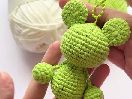 133集,钩织吊脚小青蛙简易教程 用线雪妃尔萌娃娃四股2号。@雪妃尔毛线 色号:02奶白36芽绿。钩针1.8mm