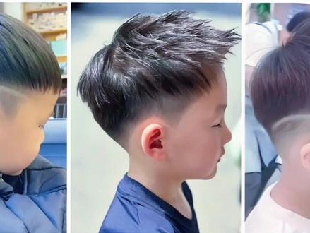 为6-12岁男孩选择发型时,需兼顾美观与实用性,同时考虑孩子的个性和生活习惯。以下是一些适合这个年龄段男孩的发型推荐:
渐变层次短发:两侧及后脑勺头发渐变修剪,顶部稍长,清爽且易打理,适合夏季。
齐整短碎发:简约大方,发尾碎剪,凸显天真可爱,适合日常活动。
带刘海的短卷发:自然卷曲的刘海修饰额头,增添童真,适合自然卷发质。
侧分纹理发:侧分设计拉长脸部线条,顶部纹理处理时尚有型。
飞机头:头顶头发上翘,个性动感,适合活泼好动的孩子。
小寸头:简约时尚,清爽干净,适合怕麻烦的孩子。
雕刻发型:创意图案或线条,适合展示个性。
周边铲短头顶烫卷卷发型:两侧短、头顶卷,层次感强,适合外向孩子。
微分碎盖发型:前额碎发蓬松,略带叛逆感,适合有独立思想的孩子。
刺头渐变短发:顶部刺状头发,活力十足,适合发质粗硬的孩子。
复古油头渐变款:顶部向后梳理,优雅绅士,适合特殊场合。
微乱纹理短发:自然微乱纹理,随性休闲。
莫西干头:前额短、两侧剃光、顶部较长,时尚感强。
鬃毛头:头顶稍长,两侧剃短,活泼有个性。
短波浪头:略有波浪感,适合潮流爱好者。
选择发型时,可根据孩子的脸型、发质和性格进行调整,确保舒适和自信。