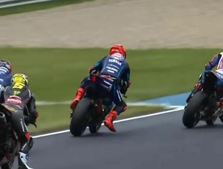 暴力摩托?wsbk捷克站5号车手脚踹75号车手刹车,导致其摔车瞬间,看了好几遍#wsbk #张雪 #张雪机车 #机车