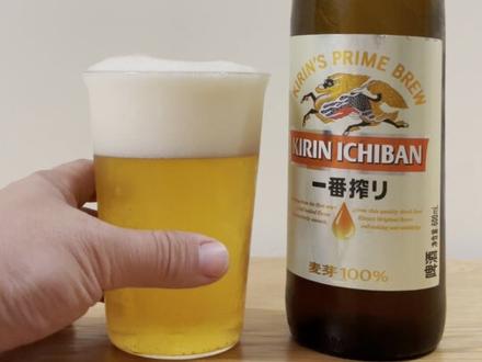 三款我冰箱常备的玻璃瓶啤酒
今天聊的不是对比
只想说食物的搭配
大玻璃瓶啤酒
粤语称之为“大啤”
大排档宵夜饮大啤
是作为老广的标配
之前的内容有粉丝留言
“爱喝啤酒的人都不挑”
这句话感觉对但又不太对
我确实是什么啤酒都会喝
但会看心情和场景挑着喝
🍺Asahi Super Day 酒精度:4.8%VOL
杀口感极强,中段味道平滑,后段轻微回甘。喝它无非就为了爽感,特别是夏天,就是为了这一口。⭐一般在家烧烤,外卖撸串、麻辣烫、炸物我都会选择它。⭐一大口下去,它就能给你一种直冲脑门的爽感!
🍺Orion 生啤 酒精度:5.0%VOL
我看很多人会比较介意啤酒原材料当中加入大米,这款冲绳啤酒就是其中的一款,虽然它的麦芽汁浓度是三款中最高11.2°P,但纯喝的话我觉得确实是很一般,甚至能感觉到辅料的杂味。⭐但每次在家煮饭,简单的粤菜搭配起米饭再喝它时,完全不一样!⭐入口微甜,麦香散发,中段除了麦香几乎尝不到其他的杂味。麦香充足,口感顺滑,好喝!我觉得初尝日啤酒的女生们会喜欢这味道!
🍺麒麟一番榨 酒精度:4.5%VOL
三款啤酒当中原料表最干净的,只有水,麦芽,啤酒花,同时也是度数最低的。一般天气热时,我很少会选择麒麟一番榨,只因为它不够爽!它入口甘甜,香气浓郁但杀口感弱。但在天气转凉的秋冬季节,我又会慢慢爱上它,而少喝asahi。⭐一般天气转凉,在家做个寿喜烧,关东煮,打个火锅,甚至来份生鱼片,我都会选择喝一番榨。入口麦芽香,没什么杀口感不会过呛,可以大口大口喝,后味苦。
🍻还是那一句
啤酒有瓶装选瓶装
但国内日式啤酒瓶装可选的不多
以上三款是我最常喝的瓶装啤酒
也是国内比较容易购买的
-
#日本啤酒
#晚酌的流派
#asahisuperdry朝日啤酒
#麒麟啤酒
#啤酒种草