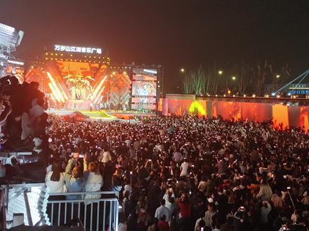 迪总真给开封带来了10万人 精彩#高迪 #万岁山武侠城 #万岁山高迪