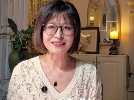 悄悄退场 意识到自己不重要时,你会悄悄退场吗?
很认同一句话:意识到自己不重要时,就悄悄后退一万步。无法改变外界,那就改变自己。
如果感受不到半点偏爱,那就直接退场。从此不再分享生活的每一个瞬间。
人总是等到耗尽最后一丝期待,才肯轻声地说一句再见。
当你终于决定放弃一个人一件事,背后一定积攒了太多说不出口的无力和失望。
不被重视的每一秒,就要一点点收回热情。然后平静退场。不是原谅了谁,而是终于把自己还给了自己
最温柔的告别从不是声嘶力蝎。是悄悄收回伸出的手,是把想念藏进深夜,是在渐行渐远里,祝你我都有更好的以后。#慢慢后退#情感语录 #人间清醒 #治愈文案 #自我救赎