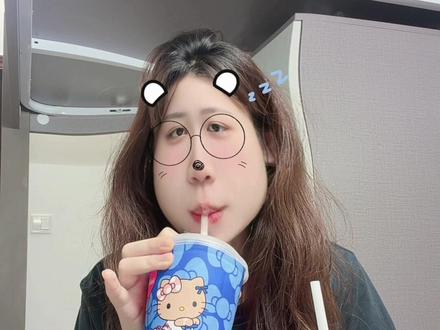 瑞啊今天又是你陪我#一杯漂亮水 #五月苹果#Hello超大杯 #女大学生 #瑞幸咖啡