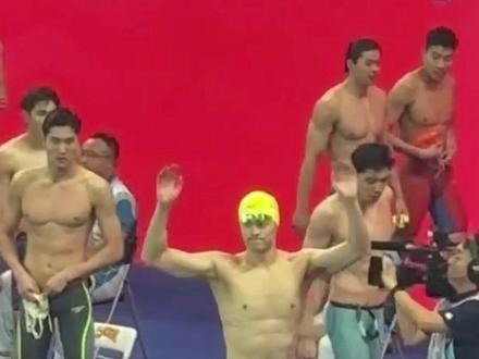 第十五届全运会游泳赛现场,观众尖叫连连,氛围拉满。网友:看不够根本看不够(浙江之声马欣宇 综合网络)#游泳运动员身材#腹肌男#汪顺#2025全运会