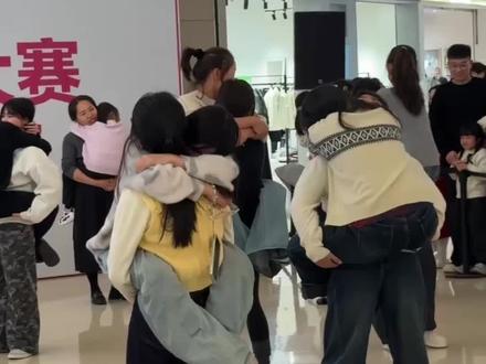 闺蜜拥抱大赛 这个咱俩真能玩~#闺蜜 #拥抱大赛 #丽水 #万万没想到 #游戏