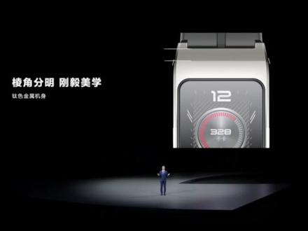 新一代#华为通话手环 B7,手环耳机二合一,棱角分明,大气刚毅。