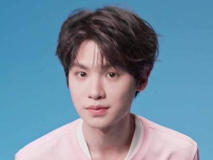 解锁满分夏天,需要满满元气。穿上@黄明昊Justin 元气夏日同款,把夏日美好穿上身!#爱他就送他海澜之家