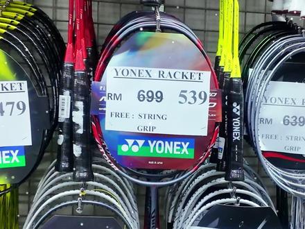 羽毛球探店-今天才觉得SP版是真香 这家Racquet World的SP版球拍真的便宜,之前贪图JP版,把省下来的钱去买球,又当韭菜了#弓11pro#羽毛球装备 #羽毛球 #羽毛球拍推荐 #yonex