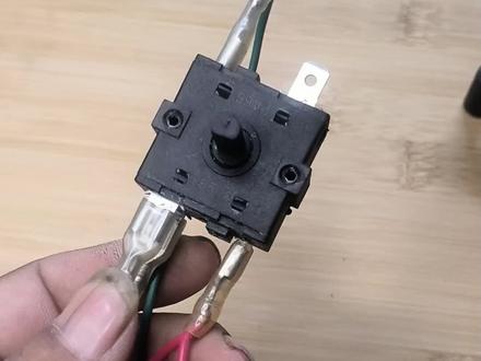 旋钮开关接线端子拆卸小技巧 76年老电工分享维修小技巧,带卡扣锁舌的插头不要硬拔,掌握方法轻松拆卸,避免损坏端子。
#电工维修小技巧 #接线端子拆卸 #家电维修 #老电工干货 #实操教学