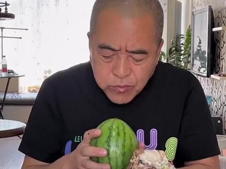 盘点东北粉碎哥干饭高光时刻,三文鱼配大葱,吃的真洋气! #美食挑战 #东北蘸酱菜 #太香了 #干饭人