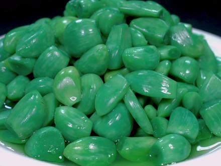 腊八蒜不要直接倒醋腌,告诉你2个技巧,腊八蒜一天就能变脆变绿 #腊八蒜 #美食教程 #在家做美食