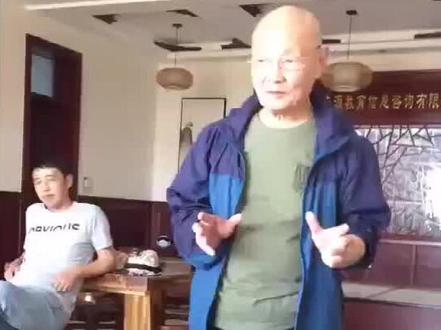 丁师跺脚的方法:开始的时候放松身体中度跺脚10分钟,后加大力度跺脚四、五分钟,跺出一身汗来,再以中度力度跺脚