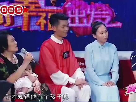 单身汉在工地捡到
一个弃婴不顾母亲反对
独自抚养她长大成人