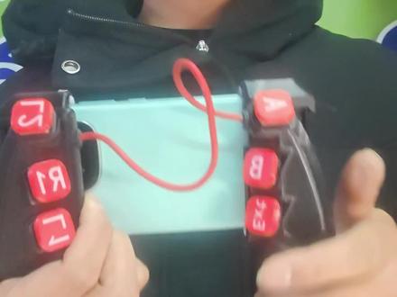 6键 8指 游戏 手柄 三角洲 和平精英 吃鸡神器 年后设计的新手柄搞定了,6键位,左右手各三键,大拇指食指中指无名指负责操作,小拇指负责撑起手机平板。
手机玩游戏打不过往往并不是菜,而是手机平板操作要求太高,需要用奇葩的C字形来增加操作上限。多指操作技术上去了,但是手指关节变形了。
为了手指健康,大伙还是珍爱自己的身体吧!
中年老登2指打不过多指魔丸,那我就来创造8指魔丸。
#游戏 #手柄 #和平精英 #三角洲行动 #吃鸡