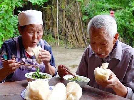 奶奶说要大口大口的吃麦粑才最有味道