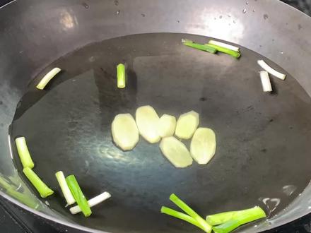 把鲈鱼放进滚烫的开水中,出锅瞬间变成一道经典美食,实在太香了 #鲈鱼 #美食 #食谱