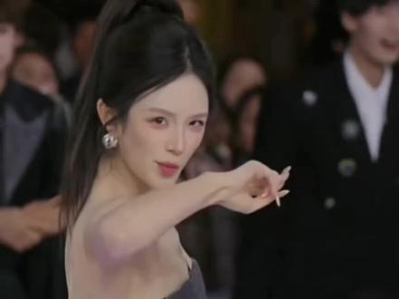 #龙浩天 软磨硬泡终于把瑶瑶拉上舞台表演了一个节目,然后两人当众辩论,但谁也没说服谁……作为专业舞者,瑶瑶对磕CP这类节目其实是抵触的,她最近排练新舞也表明她想在节目方面有所突破。但现实很残酷,比拼排面俗气十足的磕CP人气爆棚,而阳春白雪的舞蹈却应者寥寥……如今专业舞蹈院团也纷纷开直播赚打赏,生存压力下,理想与现实往往很难两全。#直播 #舞蹈 #社会百态 #人物故事