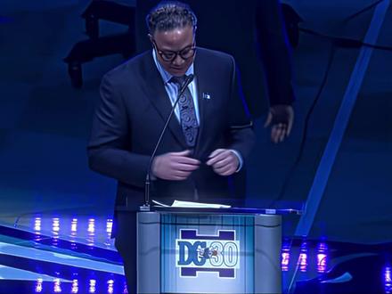 2026年3月20号,黄蜂队正式退役戴尔·库里球衣#库里