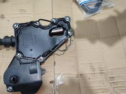 福特1.5T节气门体漏机油,需要更换改良三件套。
拆进气歧管方法:需要拆发动机胶垫及水箱框架,先拆中冷器后才能拆进气歧管,取出中冷器时必须将发动机往里推,水箱框架往外拉,才可取出。#汽车保养与维修 #台运车管家 #抖音汽车