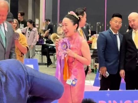 霍思燕穿旗袍携爱犬泰国公主杯夺冠 4月5日泰国举办的“公主杯”国际犬展,吸引了世界各地超过11,000只参赛犬,演员霍思燕携贵宾犬“霍蜜蜡”,代表中国团队首次在该赛事中,获得青年全场总冠军。比赛当天霍思燕穿了一身中式玫红色旗袍,插花盘发,传统与时尚结合清新甜美,穿一双简单的平底鞋,与爱犬霍蜜蜡互动的时候,眼神专注又温柔,带着“霍蜜蜡”参赛全程牵引把控。公主杯赛事全程高强度对决,霍思燕和爱犬每一轮展现都是成绩优异,最终首次让中国赛级犬在泰国封神。所有的荣誉从来都不是偶然而是日积月累的付出、日复一日的训练。网友:霍思燕的人生也太圆满了吧,有疼她的老公,还有一双可爱的儿女,连爱犬都这么优秀。#明星 #娱乐 #犬展 #霍思燕 #霍思燕爱犬