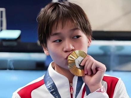 3月12日报道,全红婵全新造型亮相,白衬衫搭配小裙子,编发青春洋溢,感觉妹妹一下就长大了!#大象主播说 @司凯 #全红婵