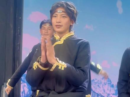 登巴刚刚直播的样子