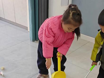 孩子自从有了这个儿童扫把套装,就再也不吵着玩手机了!它不仅能让宝宝安静下来做家务,还能培养孩子的动手能力和爱干净的习惯。而且它是专为小朋友设计的,轻巧又好用。特别适合在家里做卫生的时候给宝宝用,家里有小孩的一定要备一套哦!#儿童清扫套装 #过家家儿童清洁工具 #儿童扫地玩具