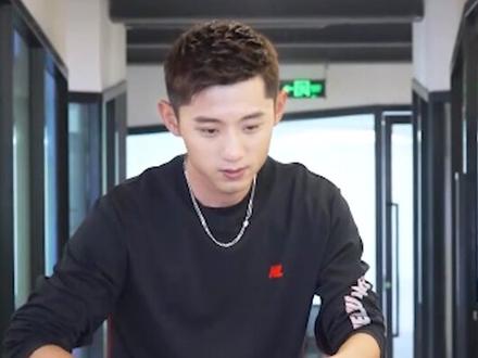 张继科张蕊被拍到同回小区,疑似恋情曝光,两人此前也被拍到同游三亚,对于恋情传闻,目前双方都没有回应