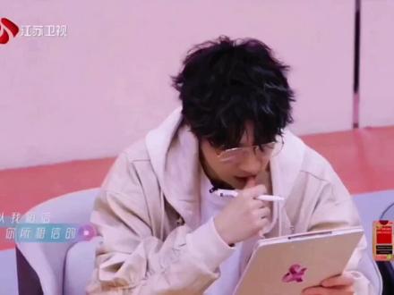 关于这首《小孩与我》,初听时你已哽咽,选择时你很纠结,欧阳娜娜的那句“你不选,小时候的薛之谦会难过的”戳中了你,看到魏翔和蒋敦豪都很喜欢时,你把选择机会留给魏翔,把爆灯机会给了蒋敦豪,蒋敦豪奔跑的瞬间击溃了你的防线,下意识缩回的手是因为你淋过雨,所以你想托举年轻人,爆灯是为了小时候的自己,收手同样是因为小时候的自己,在放弃竞争的那一秒,你的眼神违背了你说出的圆满二字,每个谦友都觉得遗憾,可你是薛之谦啊,你一定会这么做,但希望你有时候也可以自私一点,你成全了所有人,可好在欧阳娜娜和魏翔成全了你,此之谓圆满。#薛之谦小孩与我 #音乐缘计划第二季薛之谦 #郁一凡 #魏翔#欧阳娜娜