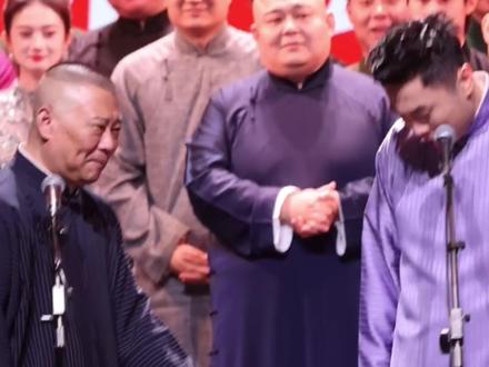 德云社大封箱,郭麒麟被郭德纲催婚,现场打趣让岳云鹏老婆跟他过 德云社大封箱郭麒麟被催婚,逃跑时被郭德纲堵回来,还打趣让岳云鹏老婆跟他过 #郭麒麟 #郭德纲 #岳云鹏 #德云社大封箱 #影娱年味不打烊