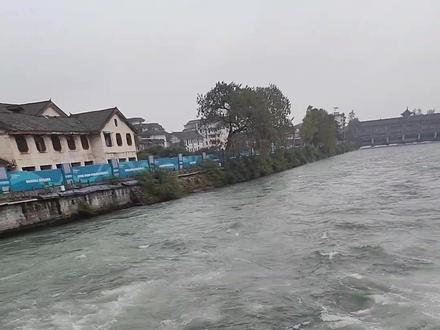 四川都江堰的水来自松潘的岷江源头,主要以雪水地下水为主,岷江向南流至乐山,大渡河与青衣江汇入之后,继续向南流至乐山宜宾,汇入金沙江(长江)长江在汇入岷江之后始称长江,都江堰位于四川成都市都江堰市城西。座落于成都市西部。