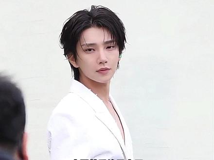 这个真空深V人家好满意呀!! #洪知秀 #joshua #洪知秀joshua #洪知秀VOGUE #seventeen