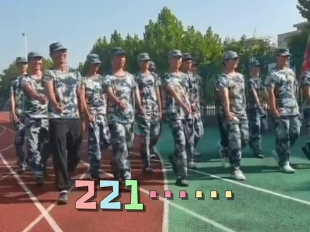 军训时,当顺拐学生组成一个方阵,网友:现在向我们走来的是顺拐方队!#顺拐军训 #原谅我不厚道的笑了