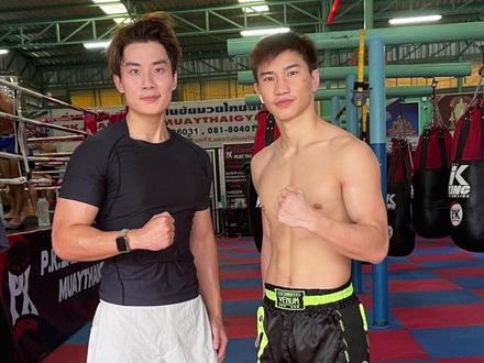 作为和达万猜训练的朋友 聊聊刘梦阳的比赛 这场 ONE Championship 的比赛 我真心祝贺刘梦阳的胜利,胜利就是胜利,这一点毫无争议。但我想说一句—敢站上擂台的人,本身就值得尊重。我和达万猜 一起训练过见过他在已经是冠军的情况下,依然每天最早到训练馆最晚离开。格斗很残酷,但残酷不等于否定一个人的全部希望大家在为胜利欢呼的同时,也能给失败者一点尊重因为你永远不知道,他们为了站在这里,付出了多少 #泰拳 #one冠军赛 #格斗 #热点