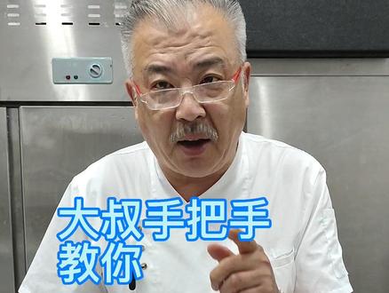 …哑巴手里拎着5斤鳎目,真正的鳎目是5斤以上,小于5斤的叫比目鱼#食汇大叔 #海鲜 #抖音美食 #鳎目鱼