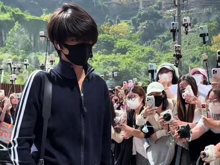 5.4上班路透| 忧郁男神在重庆#王橹杰