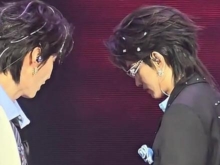 云旗郝熠然演唱会披白纱落泪瞬间 满心都是酸涩与动容 再看第三次慢放,没有一个姐妹还能保持轻松,满心都是酸涩与动容。
这段披白纱,我早已循环无数次。
第一次看,只当是一场热闹的游戏,跟着全场一起激动尖叫;
第二次看,才懂云旗眼底的认真,他哪里是配合氛围,他是真的想为熠然披上那层象征心意的白纱。
反复放慢每一秒,才看清所有藏在细节里的深情与忐忑:
云旗听见观众起哄头纱时,手控制不住地发抖,连小小的别针都迟迟打不开,那是他藏不住的紧张,也是孤注一掷的勇敢。
而熠然在白纱被拿起的瞬间,眼里满是震惊,更多的却是慌乱与决绝,他从没想过,云旗会在众目睽睽之下,把这份心意毫无保留地展现出来。
他微微摇头,无声地劝阻,一遍遍地在心里说着不要,不要顺着起哄,不要真的将头纱落下。他怕这份感情被喧闹裹挟,怕云旗因一时勇敢承受太多,更怕这份明目张胆的温柔,让自己再也无法克制。
那短暂的等待,每一秒都揪着心。
直到云旗将白纱轻轻别在他的后肩,没有越界,只是小心翼翼地珍藏心意,熠然悬着的心才终于落地,眼眶早已泛红,强忍着的泪水在眼底打转,是感动,是庆幸,也是压抑许久的动容。
刚才还在起哄的观众,瞬间默契地化为最真挚的欢呼与祝福,所有人都在为这份克制又勇敢的爱动容。
短短几分钟,藏着紧张、忐忑、克制与深情,每看一遍都被戳中泪点,那些没说出口的心意,没落下的眼泪,全都成了最戳心的温柔。