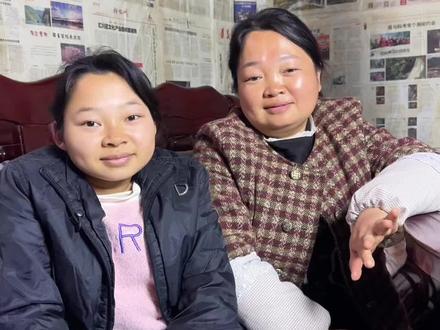 大家好,我们是板凳母女,从拍视频到现在已经有半年时间了,很感谢你们的喜欢和支持,所以我们才有勇气在视频里展现自己,一首勇气送给大家#音乐 #日常生活 #记录我的生活