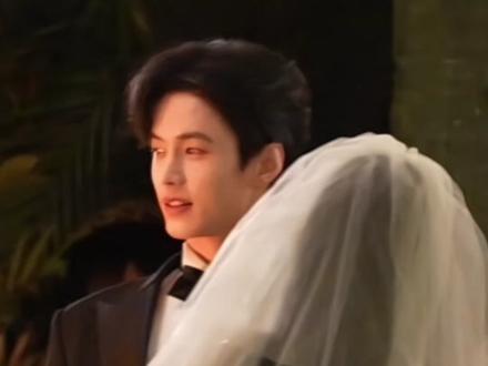 牵手 对视 亲吻 拥抱
#双轨 #姜暮 #靳朝