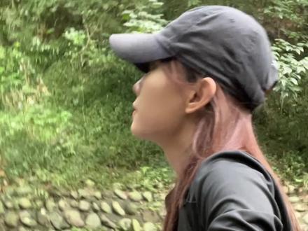 一个人徒步灵岩山全程攻略vlog
灵岩山攻略vlog
总共徒步距离:4.57km
徒步难度:⭐️⭐️
交通:成都出发去犀浦高铁站——离堆公园站——离堆公园到二王庙停车场——打车10分钟(车费10元左右)/公交车都江堰1路2元(天府通可以用)
徒步穿搭:
👔:尽量长袖
👖长裤
👟:走路舒服的鞋子
(注意事项:蚊虫多,穿短裤就带花露水)
🎒:水,小零食(如果想要在古街吃饭的预算高可以去)
🚽:路上几乎没有,书院可以上厕所
🔋:带充电器,书院有充电宝(不一定扫的出来)
🆔身份证没带:12306可以办理临时身份证,检票走人工通道(最后3分钟停止检票)
森林🌳:禁止明火,保护环境,人人有责哟(每一段路都有丢垃圾的地方)
#灵岩山徒步攻略 #徒步vlog #一个人旅行的意义 #身体和灵魂总有一个在路上 #这大概就是爬山的魅力吧