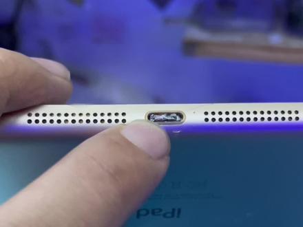iPad 充电器头子 断在 尾插里 怎样 取出来呢?