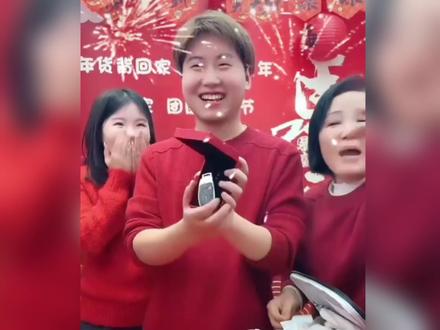 孙海燕慷慨大方的送孙卓一辆奔驰车。这一刻,父亲的爱彻底具象化了。#孙海洋#孙卓#寻亲#奔驰