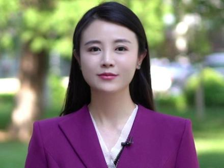 【政协网评丨莫让“黑话烂梗”污染语言之美】“BBQ”“绝绝子”“YYDS”……青少年时期是语言和思维构建的关键阶段,可如今网上“黑话烂梗”泛滥,让青少年语言表达单一贫瘠。 语言是思维的载体,长期接触语义模糊、用词不规范的“黑话烂梗”,青少年语言理解和运用能力会变弱,还会形成表达依赖,导致深度思考和认知能力退化,甚至“失语”。更严重的是,有些烂梗含消极、暴力、低俗元素,会扭曲青少年的价值观,像“摆烂”“躺平”让一些青少年失去奋斗动力。 如何加强对网络“黑话烂梗”的规范引导?如何让那些生动活泼、幽默诙谐,同时符合时代精神的网络语言更好地融入主流话语?欢迎关注本期《政协网评》。 策划:李木元 解艳华 监 制:宋宝刚 康 亮 主持人:易 欣 文案:李律杉 摄 像:赖仁杰 后 期:贾 冬