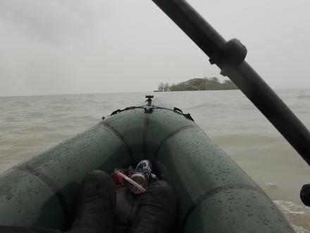 划船穿越太湖!湖州到苏州的荒岛奇遇记
跳上荒岛、越过太湖,从湖州划船到苏州是怎么样的体验?
当我向朋友们询问为何钟情于划船时,“享受孤独”是他们不约而同的答案。
其实孤独,并非寂寞的代名词,而是一种心灵的归宿,一种与自我对话的契机。
没有了外界的评判与干扰,只有自己的思绪在自由的飞翔,仿佛整个世界都只剩下自己与这片广阔的水域。
当小船穿越逆流逆风,抵达彼岸时回望这段旅程,所有的疼痛与汗水都会化作美好的记忆。
而心灵在这宁静与挑战交织的水面上,找到了最纯粹的安宁与最强大的力量。
同行的伙伴们:@默默地淡定 @张勤鸿 @白话啥呢侬
背包船:MRS小梭鱼、MRS单人加长、MRS大梭鱼@
船桨:@原始人帐篷直播间 碳纤维船桨
#划船 #背包船 #太湖 #皮划艇 #玩水