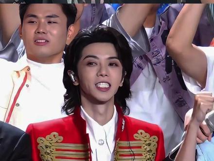 明明王嘉尔是歌手,为何华晨宇却说他会“正骨”?看到跨年晚会现场原谅我蚌埠住了#今年跨年晚会都有哪些热闹 #华晨宇 #王嘉尔 #内容启发搜索 #影娱热点团