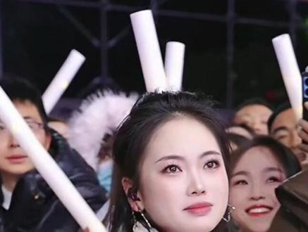 阿朱遵义山歌大舞台,一首《还是决定分头走》送给大家 @阿朱💋3号大型年货节,遵义站 @苏潇潇 — 2月5号年货节 #生活服务中心 #山歌 #把这首山歌送给大家 #演出声浪计划