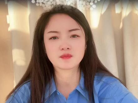 #尿素 是一种有机化合物,化学式为\ce{CO(NH2)2},白色晶体,易溶于水,是含氮量最高的氮肥之一。
它是动物蛋白质代谢的产物,人体尿液中就含有尿素。工业上由氨气和二氧化碳合成,广泛用于农业施肥、饲料添加剂,也用于塑料、医药、化妆品等工业生产,是用途极广的基础化工原料。