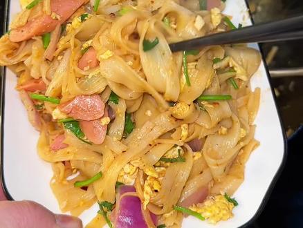 自己在家炒烤冷面干净卫生,再也不用出去买了#烤冷面 #美食 #昊七七东北烤冷面 #街头小吃